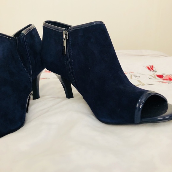 Never worn Marc Fisher work heels! Size 8 - Picture 3 of 3